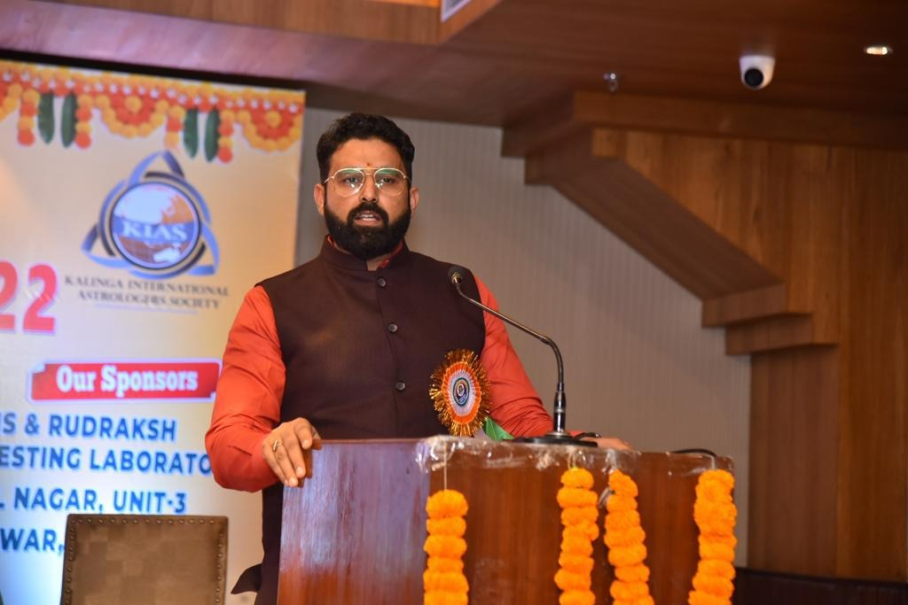 Dr. Divit Astrologer - Expert Vedic Astrologer with 20+ Years Experience